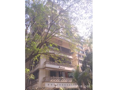 Flat on rent in Jagdambe, Khar West