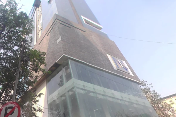 Office on rent in Nsquare, Khar West